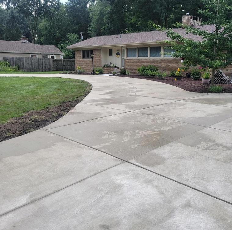 Curved drive with turnaround — concrete work by Loaded Construction in metro Detroit